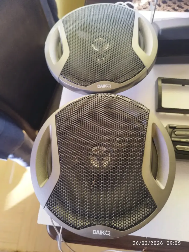 Radio de auto Daiko con parlantes - 3