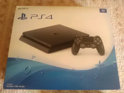 PlayStation 4 Slim de 1 Terabyte - miniatura 2