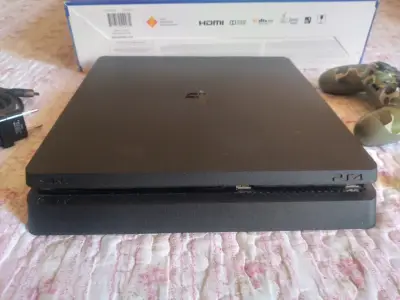 PlayStation 4 Slim de 1 Terabyte - miniatura 4