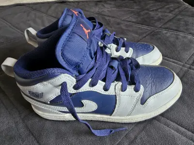 Zapatillas deportivas azul y blanco Jordan - miniatura 2