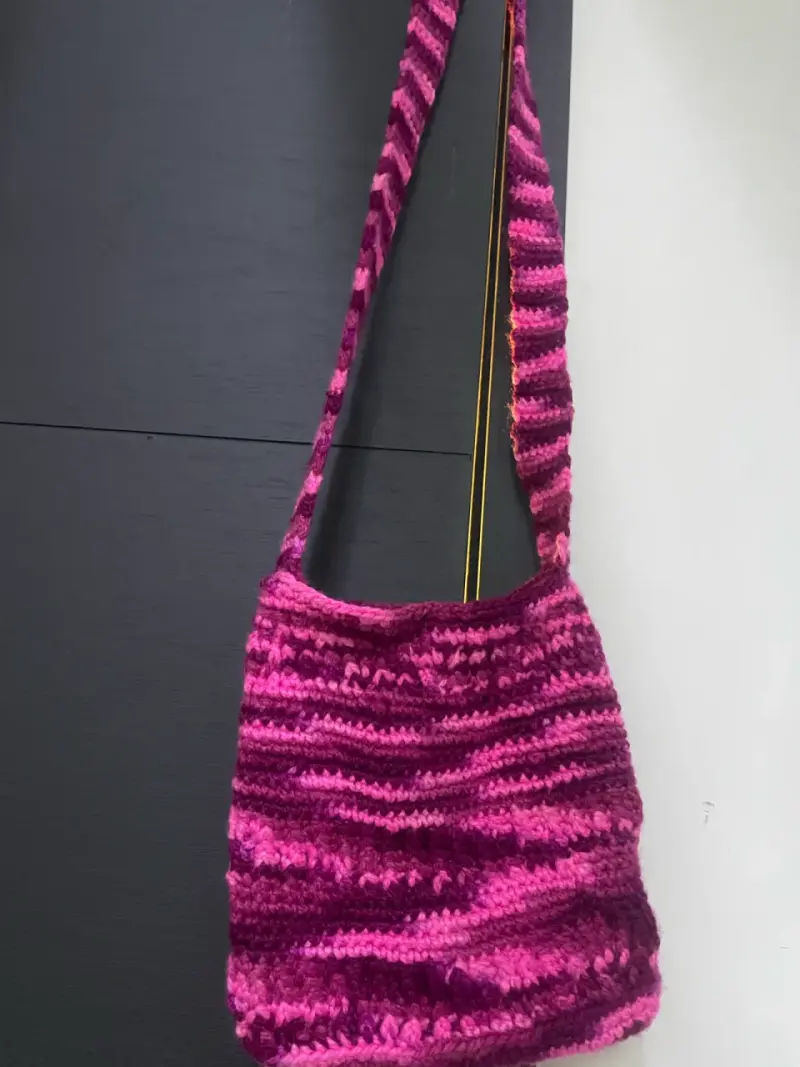 Bolso tejido rosado artesanal - 1