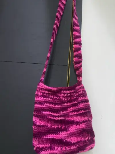 Bolso tejido rosado artesanal - miniatura 1