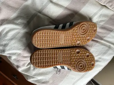 Zapatillas blancas Adidas clásicas - miniatura 2