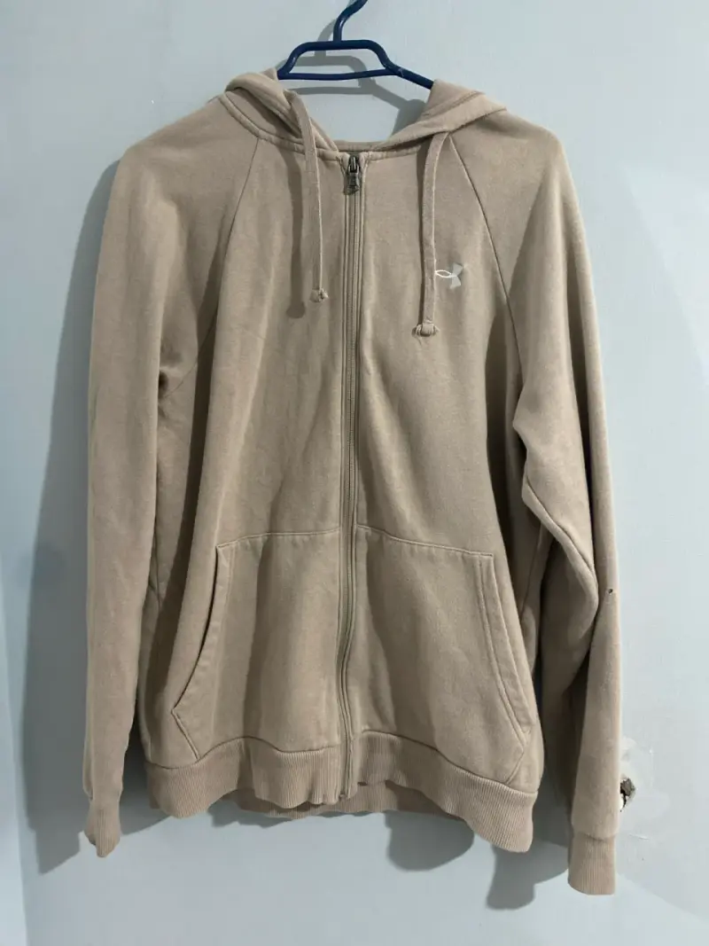 Polerón beige con capucha