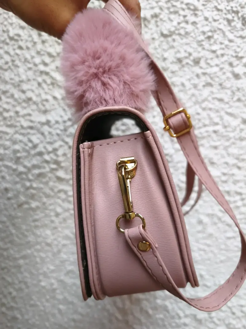 Cartera rosada con asa peluda - 2
