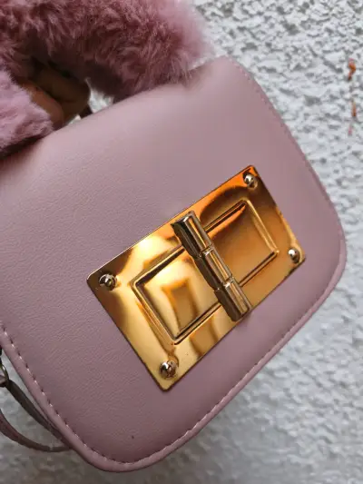 Cartera rosada con asa peluda - miniatura 3