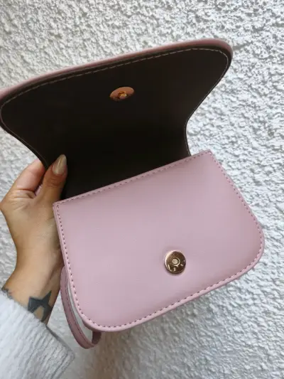 Cartera rosada con asa peluda - miniatura 4
