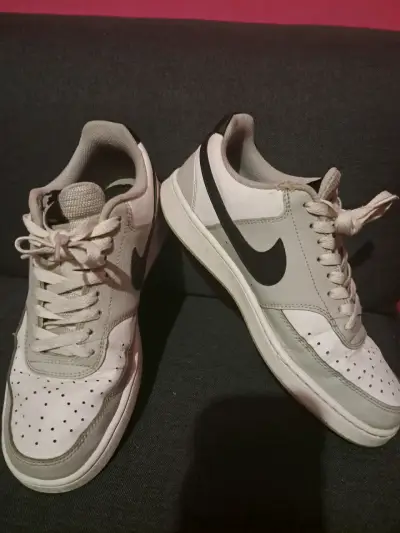 Zapatillas Deportivas Blancas y Negras - miniatura 1