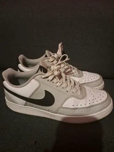 Zapatillas Deportivas Blancas y Negras - miniatura 2