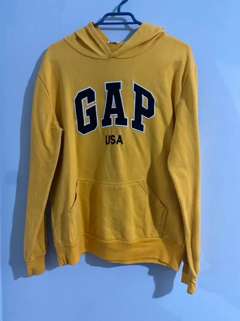 Polerón capucha GAP amarillo