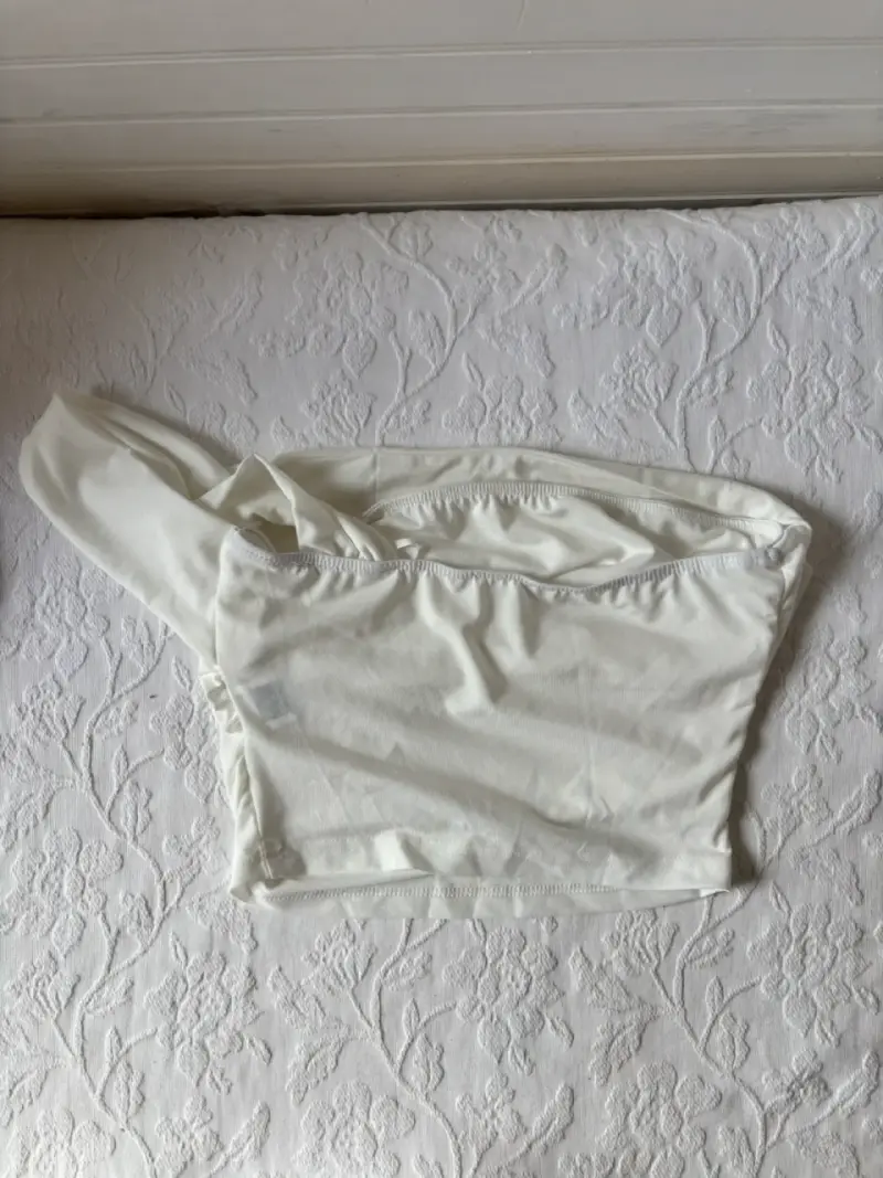 Top blanco de un solo hombro - 2