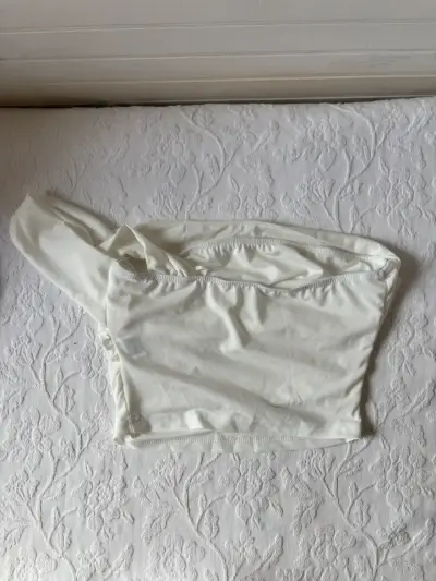 Top blanco de un solo hombro - miniatura 2