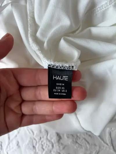 Top blanco de un solo hombro - miniatura 3