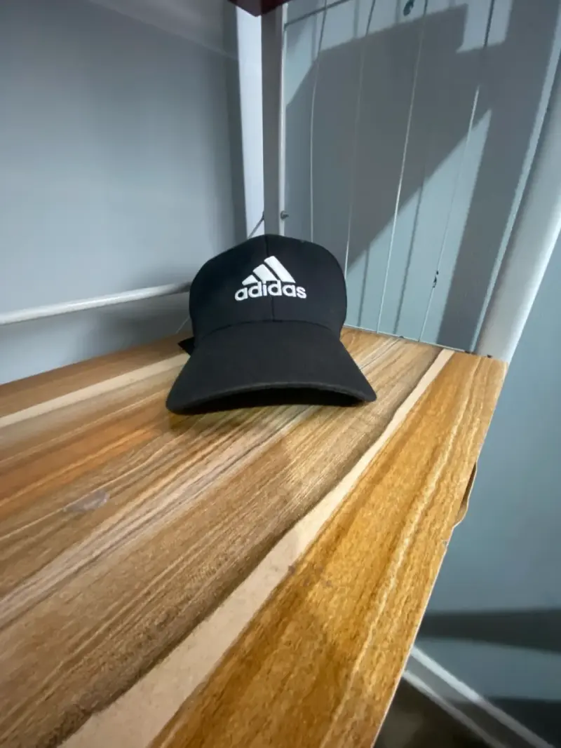 Gorra negra Adidas clásica
