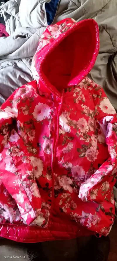 Chaqueta roja floral con capucha - miniatura 1