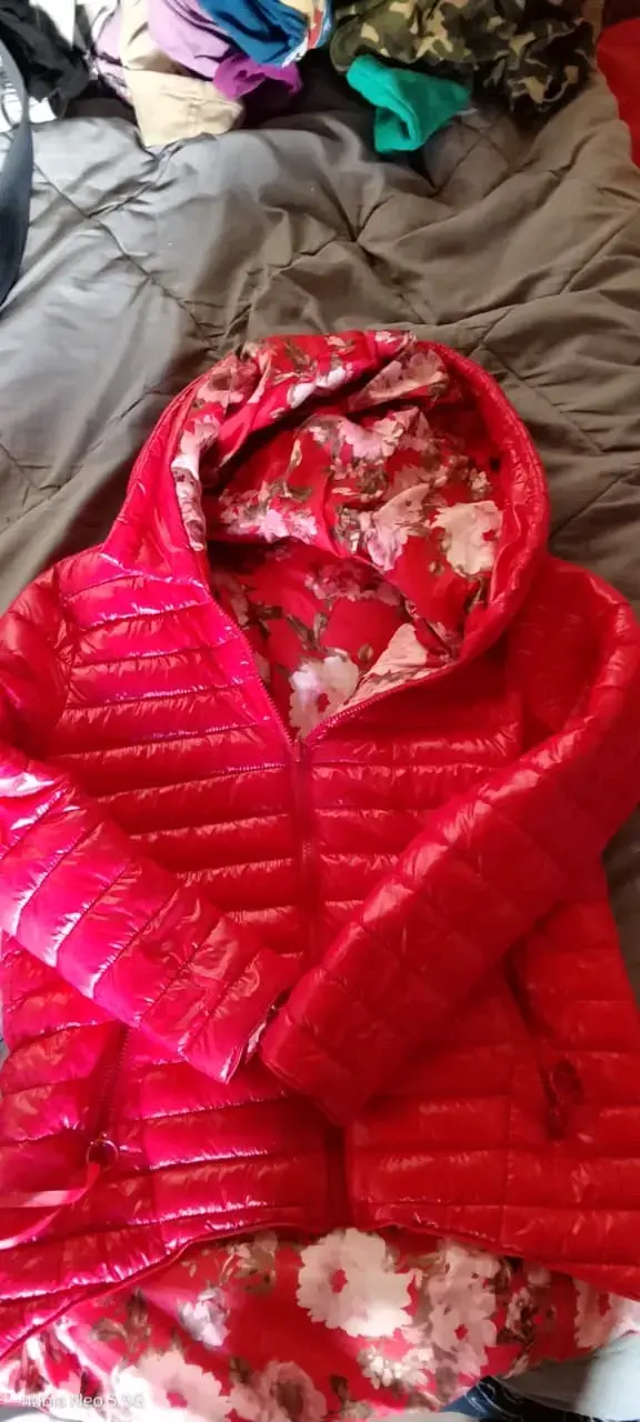 Chaqueta roja floral con capucha - 2
