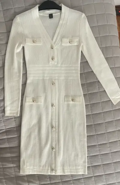 Vestido blanco con botones decorativos - miniatura 1