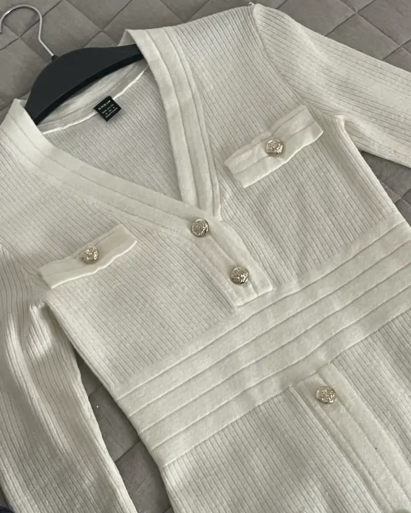 Vestido blanco con botones decorativos - 3