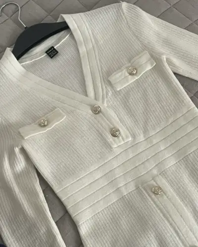 Vestido blanco con botones decorativos - miniatura 3
