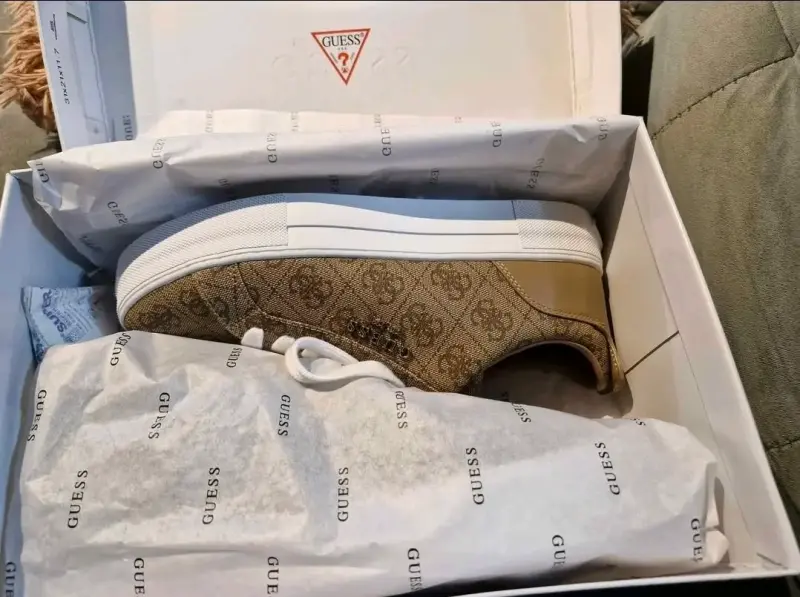Zapatillas Guess doradas nuevas - 1
