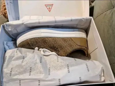 Zapatillas Guess doradas nuevas - miniatura 1