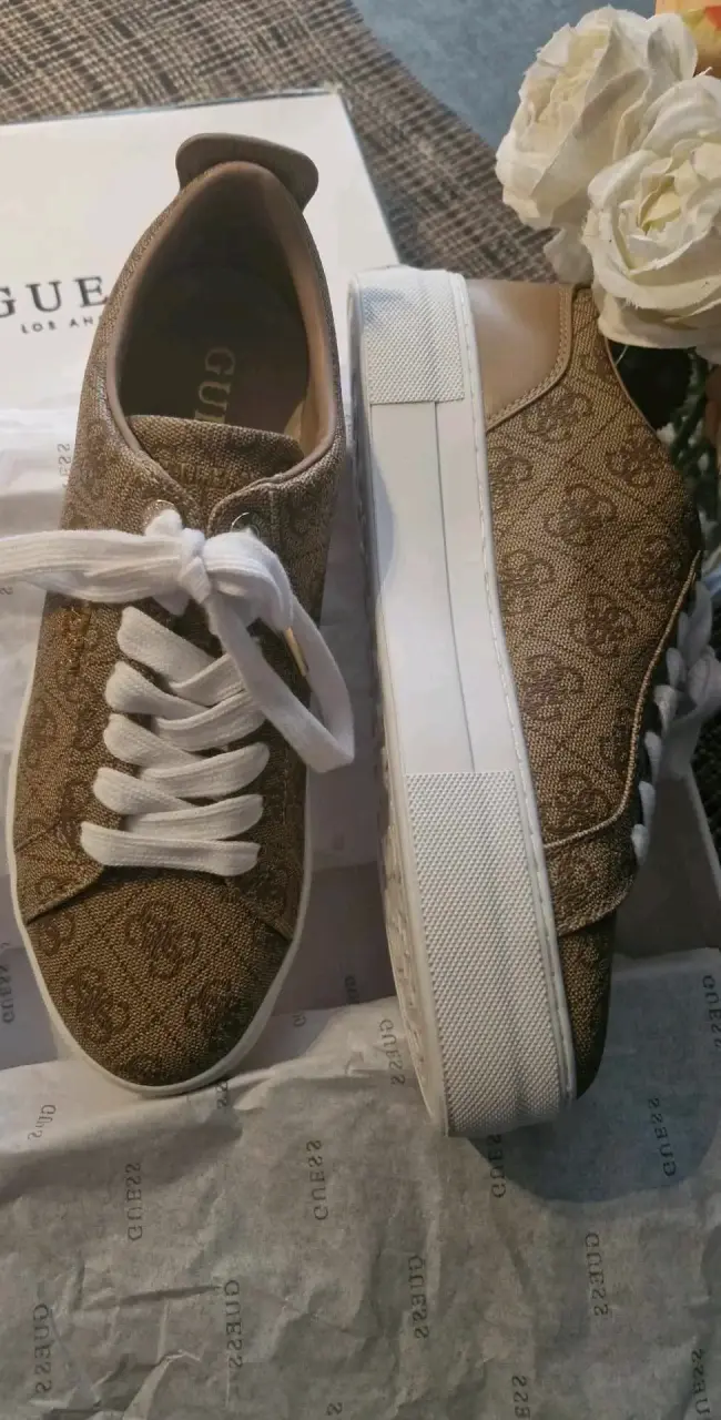 Zapatillas Guess doradas nuevas - 5
