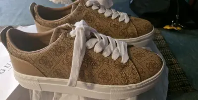 Zapatillas Guess doradas nuevas - miniatura 6