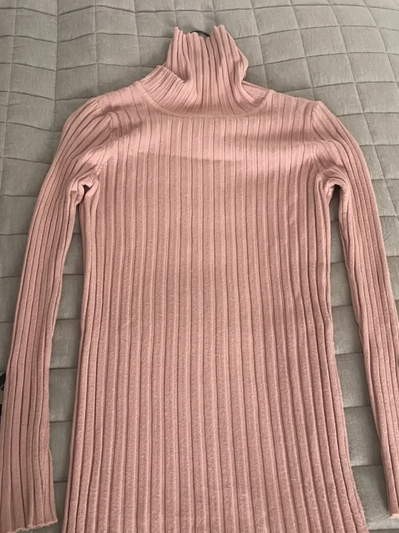 Vistiso rosado ajustado de cuello alto - 1