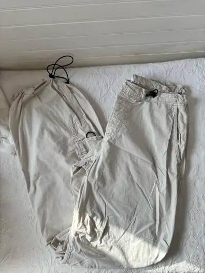 Pantalon beige parachute - miniatura 1