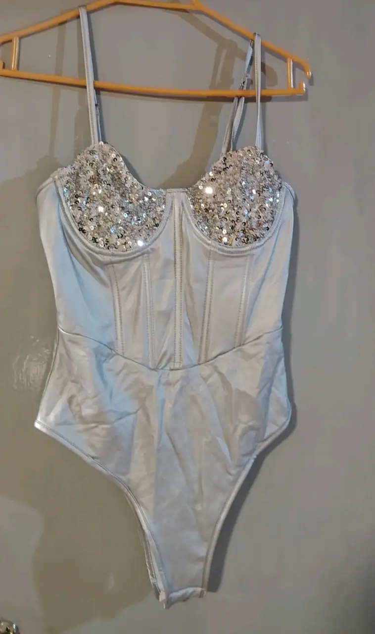 Body plateado con lentejuelas