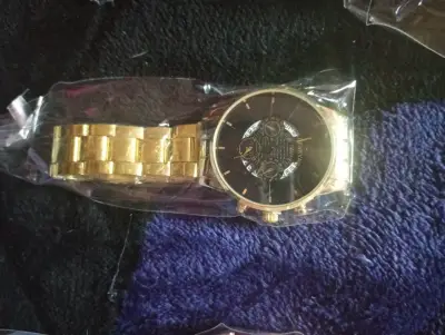 Reloj dorado estilo clásico - miniatura 1