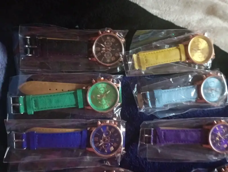 Reloj dorado estilo clásico - 2