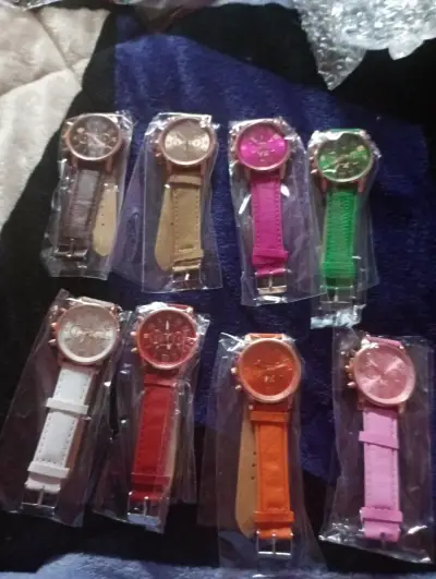 Reloj dorado estilo clásico - miniatura 3