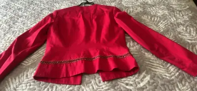 Chaqueta roja elegante - miniatura 2