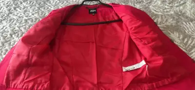 Chaqueta roja elegante - miniatura 3