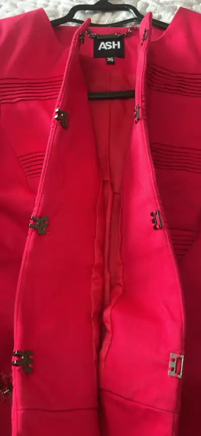 Chaqueta roja elegante - miniatura 4