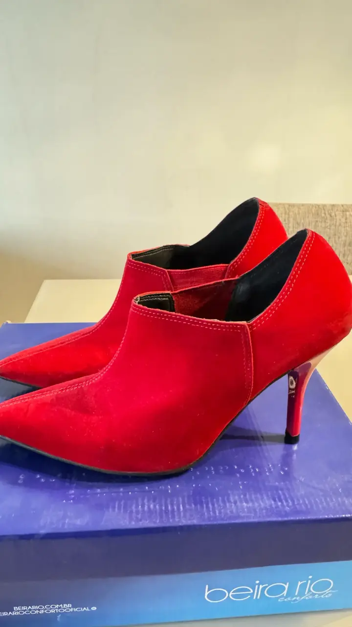Zapatos rojos de tacón alto - 1