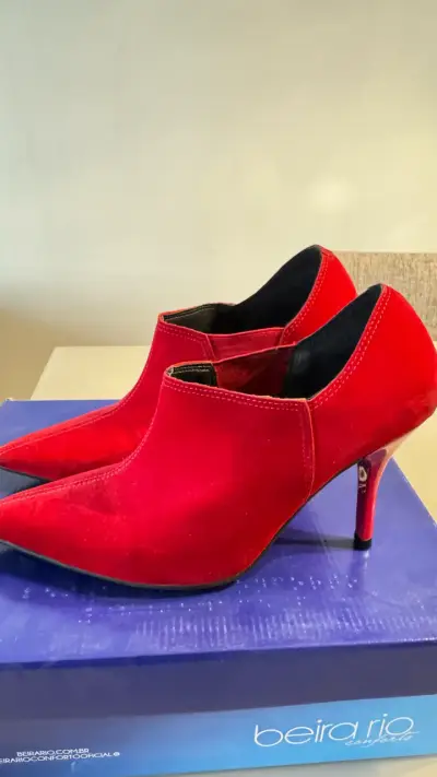 Zapatos rojos de tacón alto - miniatura 1