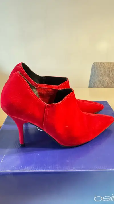 Zapatos rojos de tacón alto - miniatura 2