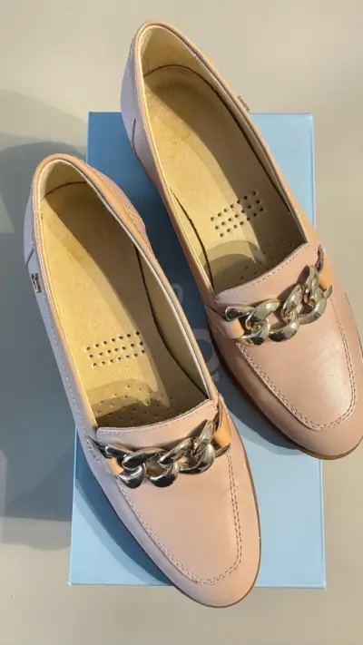 Mocasines rosas con cadena dorada - miniatura 1