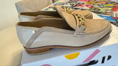 Zapatos Pollini beige con cadena - miniatura 5