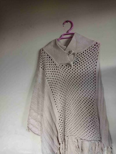 Poncho tejido beige - miniatura 2
