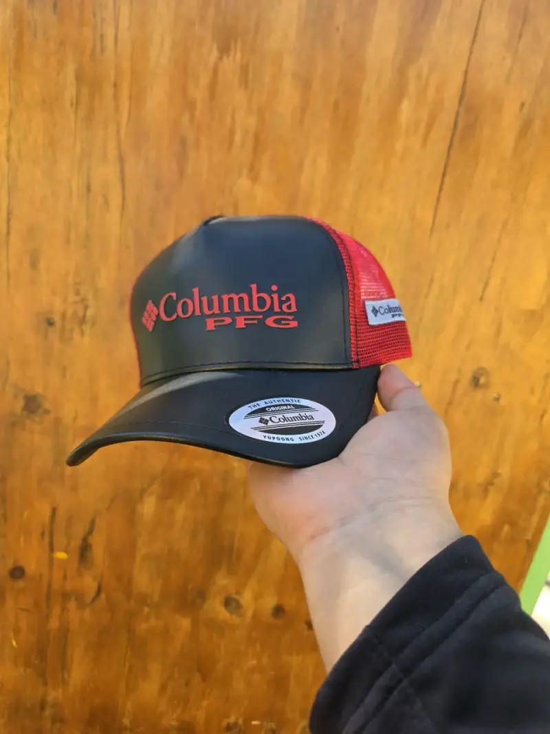 Gorra Columbia PFG negra con rojo