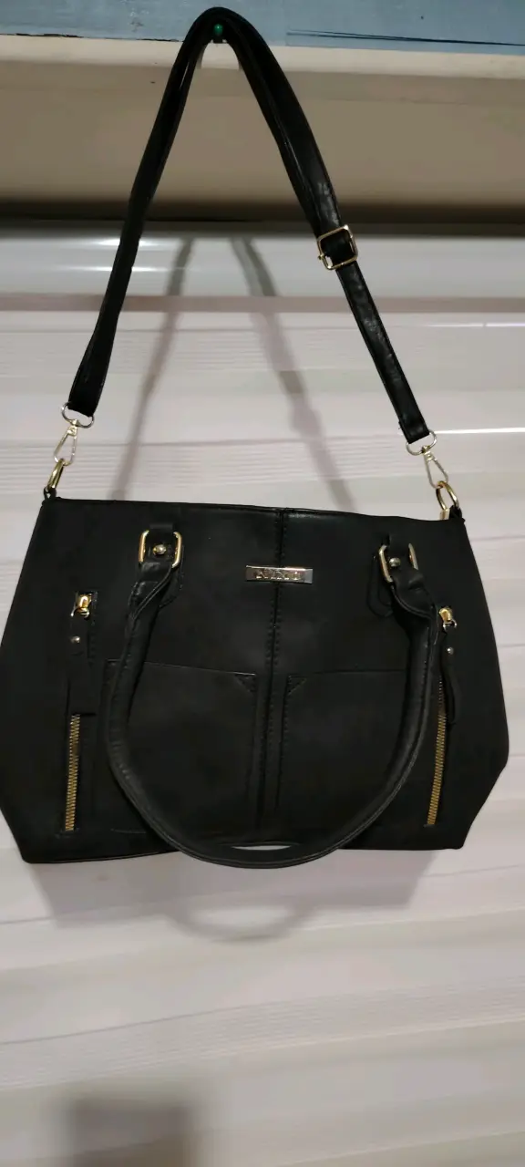Cartera negra con detalles dorados - 1