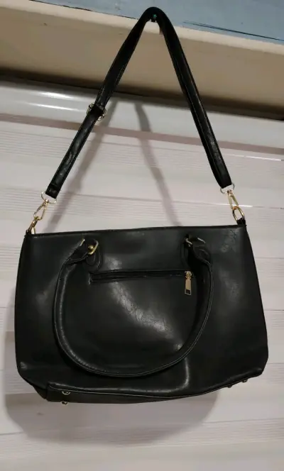 Cartera negra con detalles dorados - miniatura 2