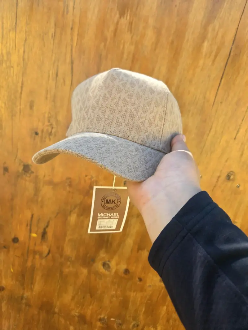 Gorra beige MK nueva