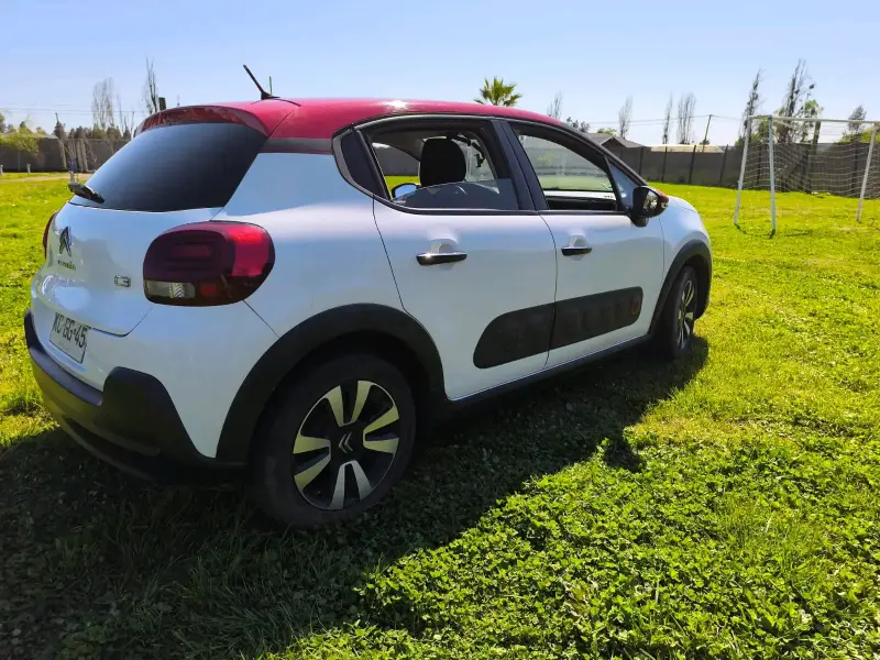 Auto Citroen C3 blanco y rojo - 1