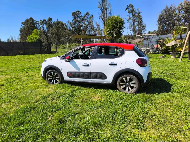 Auto Citroen C3 blanco y rojo - 2