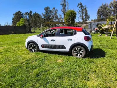 Auto Citroen C3 blanco y rojo - miniatura 2
