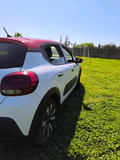 Auto Citroen C3 blanco y rojo - miniatura 3